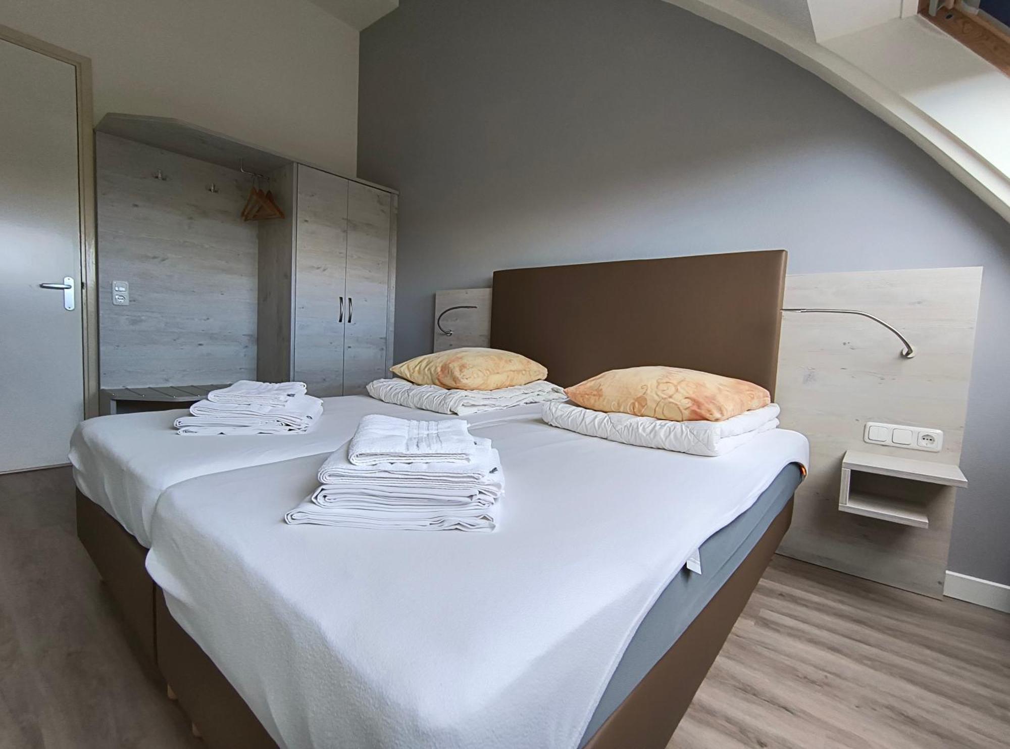 Hotel Rasch Bergen aan Zee Bagian luar foto