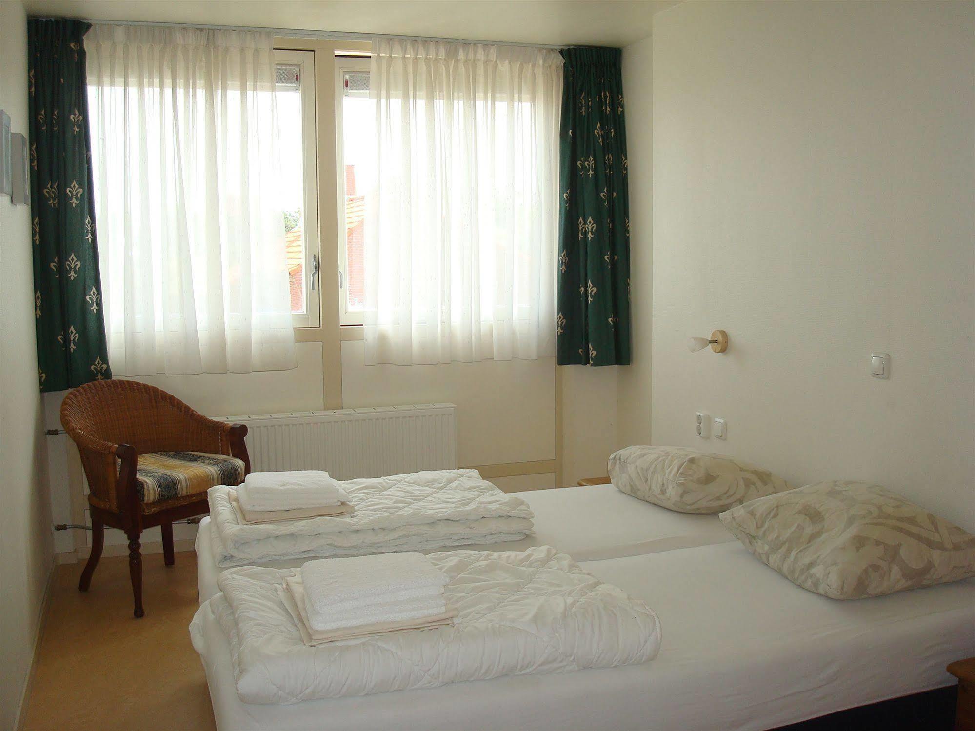 Hotel Rasch Bergen aan Zee Bagian luar foto