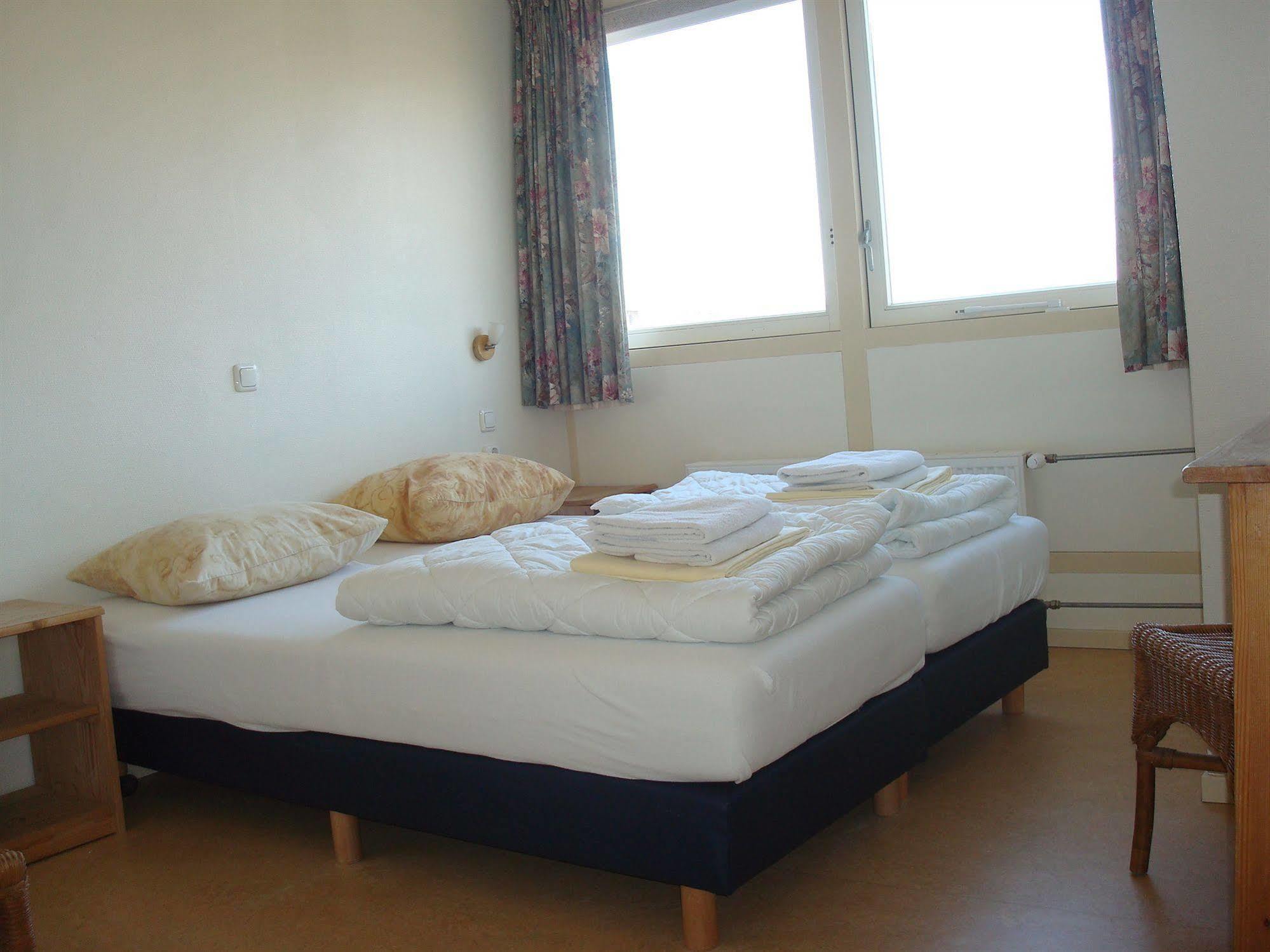 Hotel Rasch Bergen aan Zee Bagian luar foto